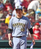 笑顔を見せながらメンバー表交換に向かう藤川監督（撮影・北村雅宏）