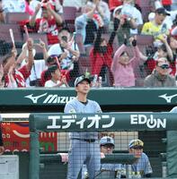 ９回、戦況を見守る阪神・藤川球児監督（中央）＝マツダ（撮影・北村雅宏）