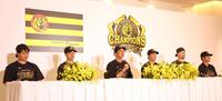 会見に臨む（右から）高橋、佐藤輝、村上、藤川監督、坂本、森下（撮影・立川洋一郎）