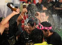 祝勝会でビールを浴びる藤川監督（撮影・田中太一）
