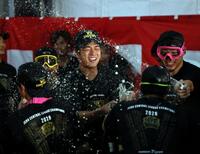 祝勝会でビールを浴びる高橋（撮影・田中太一）