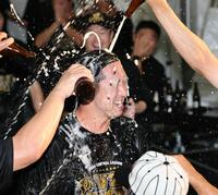 祝勝会でビールを浴びる藤川監督（撮影・田中太一）