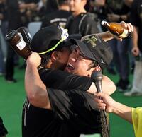 祝勝会で歓喜の表情を見せる高橋（撮影・田中太一）