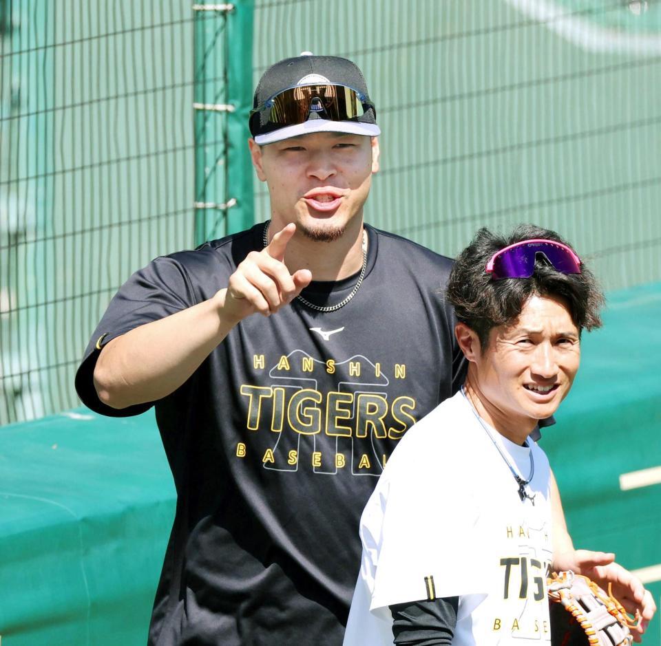 　明るい表情を見せて練習に臨む佐藤輝（撮影・立川洋一郎）