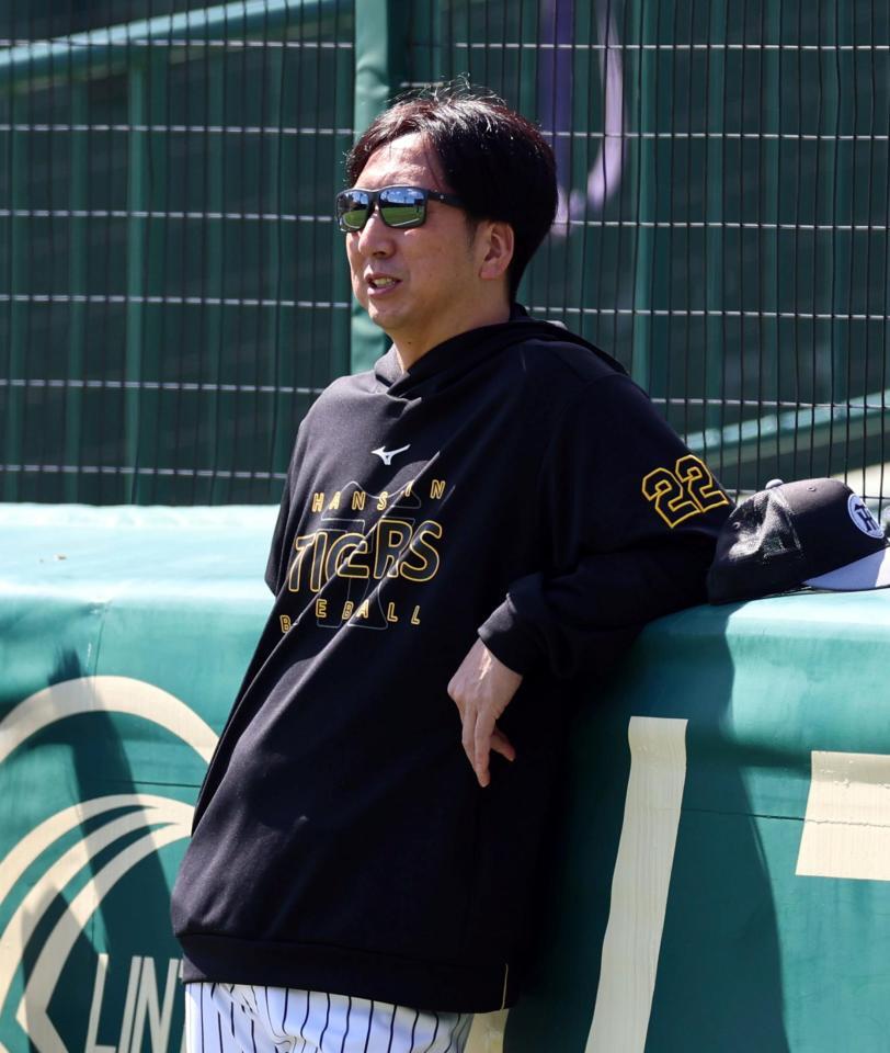 練習を見守る藤川監督（撮影・山口登）