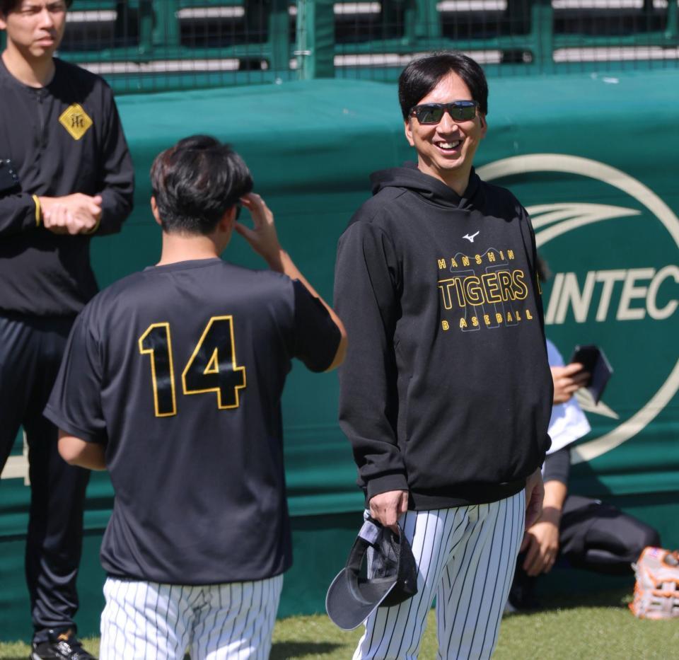 岩貞（１４）と談笑する藤川監督（撮影・立川洋一郎）