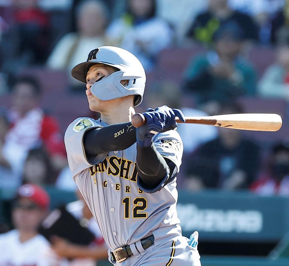 ３回、同点ソロを放つ坂本（撮影・西田忠信）