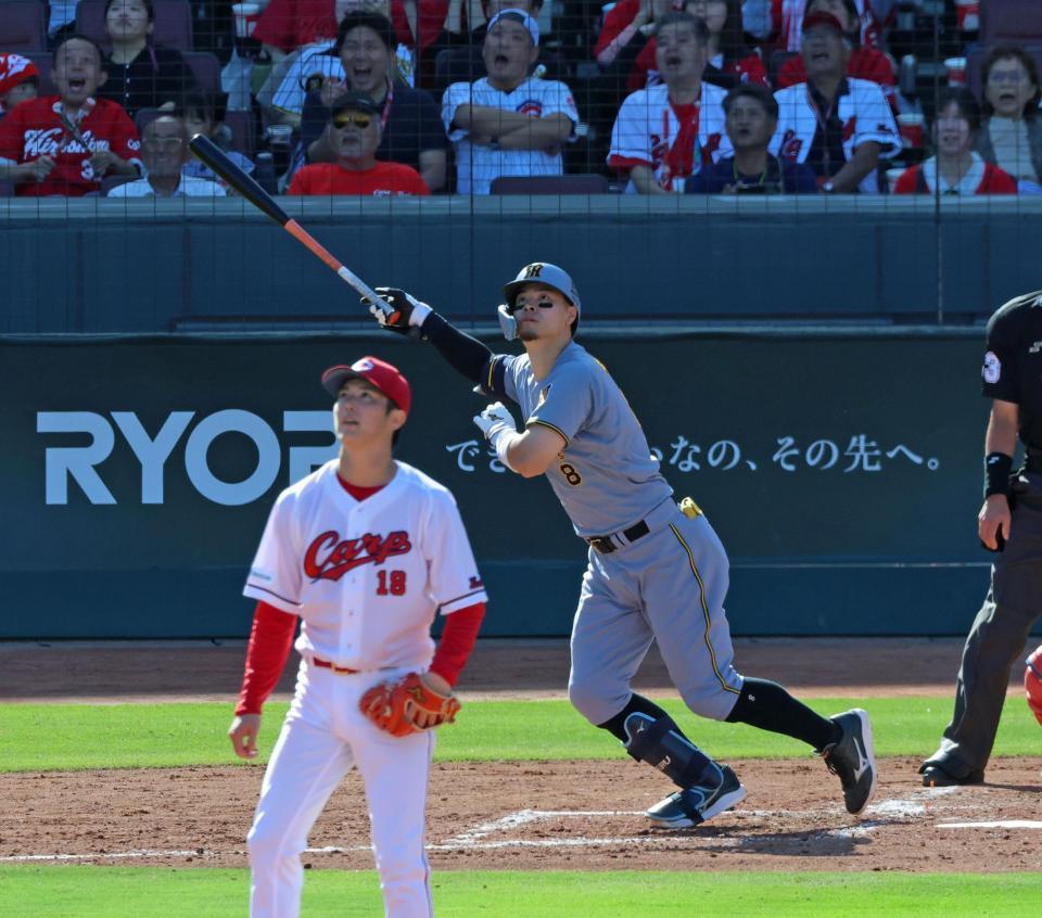 ３回、右中間スタンドへ逆転３ランを放つ佐藤輝（撮影・立川洋一郎）