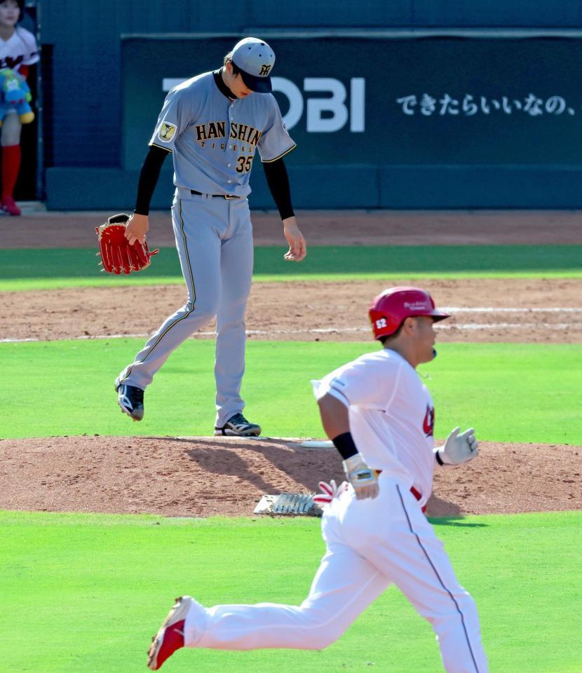 ３回、末包に同点３ランを浴び肩を落とす才木（撮影・立川洋一郎）