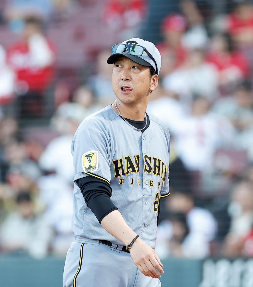 ８回、選手交代を告げた藤川監督（撮影・西田忠信）