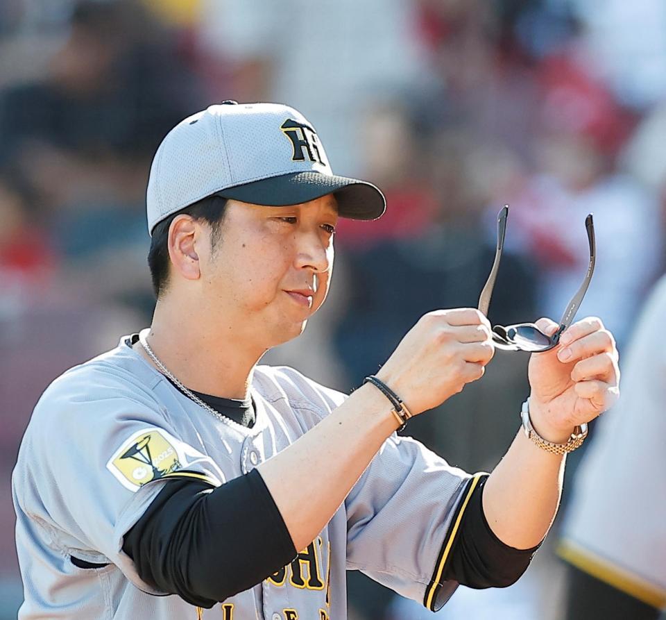 ４回、才木の交代を告げた藤川監督（撮影・西田忠信）