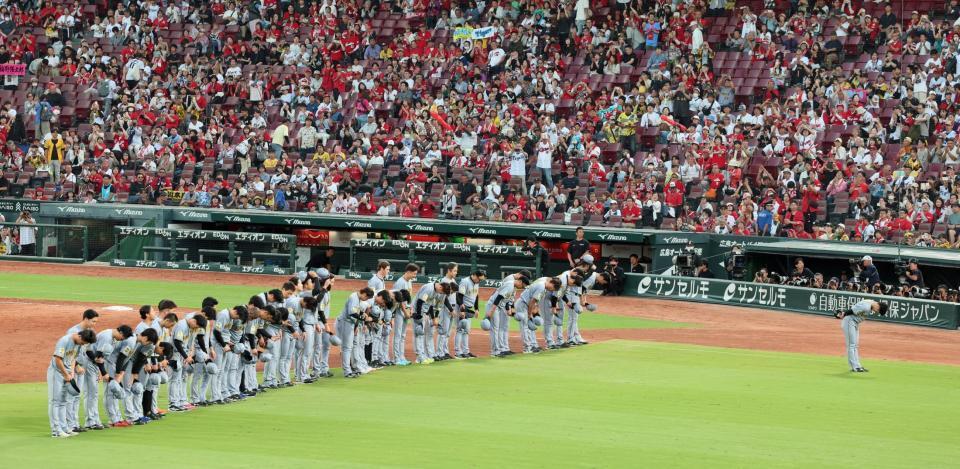 スタンドのファンにあいさつする阪神ナイン（撮影・立川洋一郎）