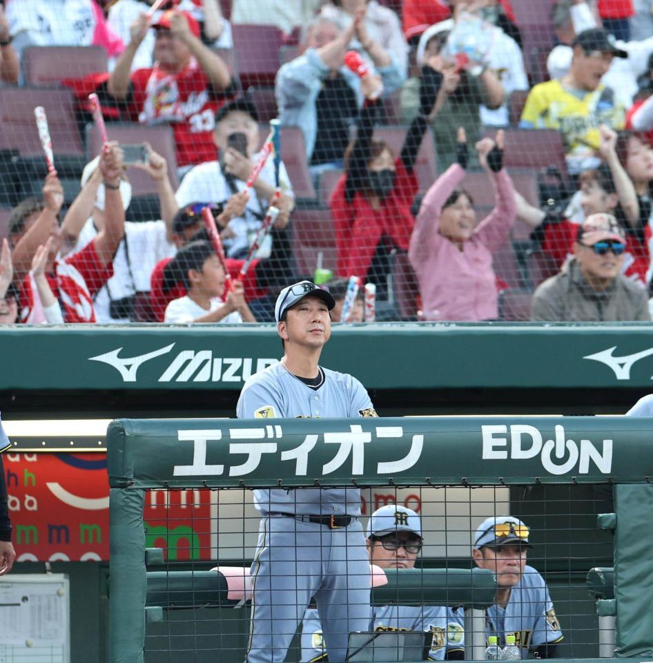 ９回、戦況を見守る阪神・藤川球児監督（中央）＝マツダ（撮影・北村雅宏）