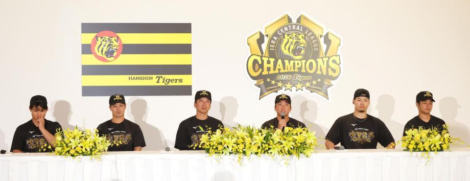会見に臨む（右から）高橋、佐藤輝、村上、藤川監督、坂本、森下（撮影・立川洋一郎）