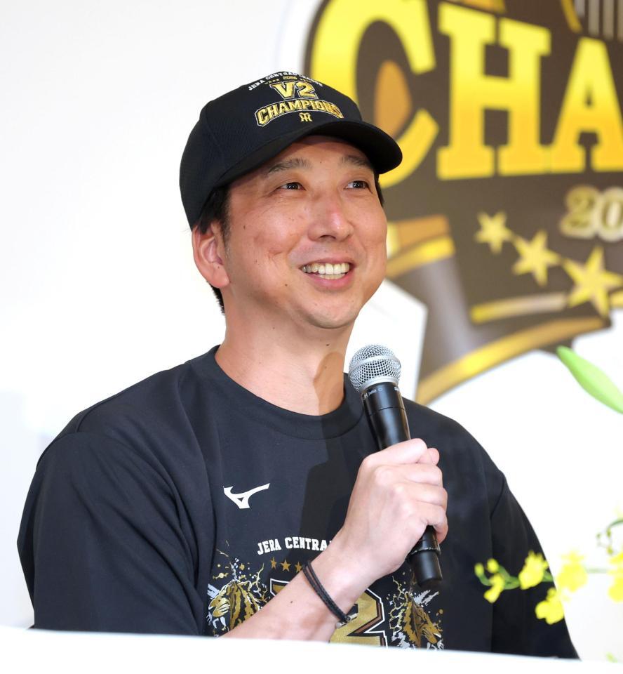 笑顔を交え会見する阪神・藤川球児監督＝グランドプリンスホテル広島（撮影・立川洋一郎）