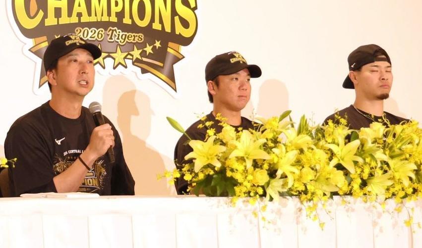会見に臨む（右から）佐藤輝、村上、藤川監督（撮影・立川洋一郎）