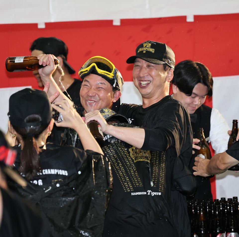 祝勝会でビールかけをする藤川監督（撮影・田太一）