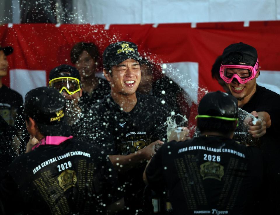 祝勝会でビールを浴びる高橋（撮影・田中太一）