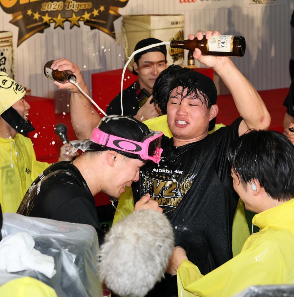 佐藤輝にビールを掛ける森下（撮影・田中太一）