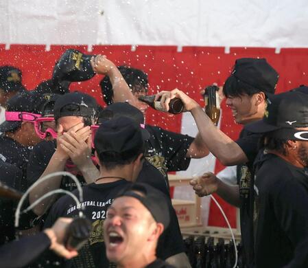 祝勝会でビールを浴びせる才木（右）＝撮影・西田忠信