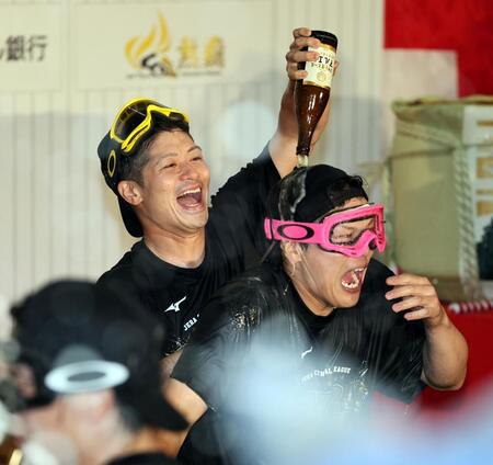 祝勝会で坂本は伏見にビールをかける（撮影・田中太一）