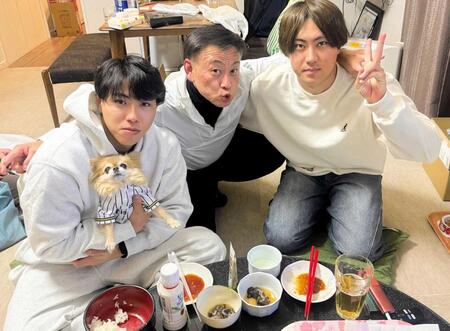 　今年の正月に秋田の実家で。（左から）工藤、父・一範さん、兄・晃輔さん（家族提供）