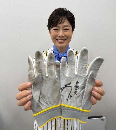 佐藤輝選手がサインして送ってくださった革手袋