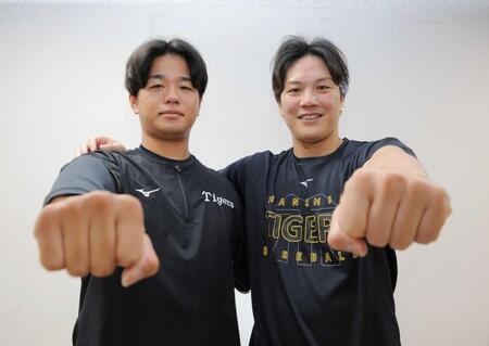 　ポーズを決める高橋（左）と伏見（撮影・西田忠信）