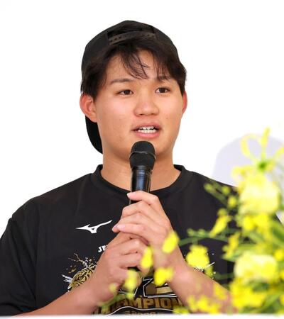 会見で今シーズンを振り返る森下（撮影・立川洋一郎）