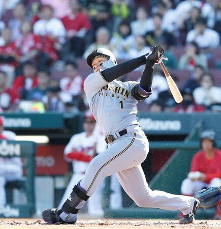 ３回阪神無死一、二塁、空振り三振に倒れる阪神・森下翔太＝マツダスタジアム（撮影・西田忠信）