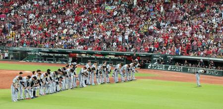 　スタンドのファンにあいさつする阪神ナイン（撮影・立川洋一郎）