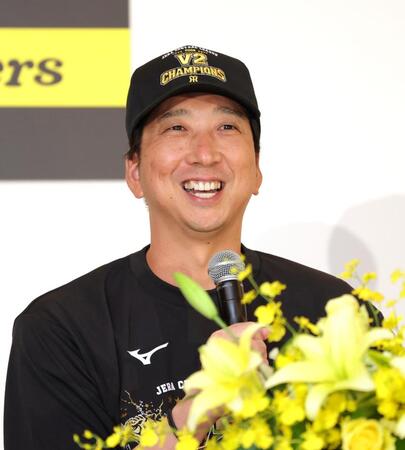 笑顔を交え会見する阪神・藤川球児監督＝グランドプリンスホテル広島（撮影・立川洋一郎）