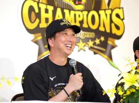 笑顔を交え会見する阪神・藤川球児監督＝グランドプリンスホテル広島（撮影・立川洋一郎）