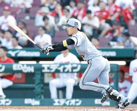 ３回阪神無死、右前打を放つ阪神・近本光司＝マツダスタジアム（撮影・西田忠信）