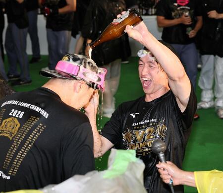 祝勝会で佐藤輝にビールをかける近本（撮影・田中太一）