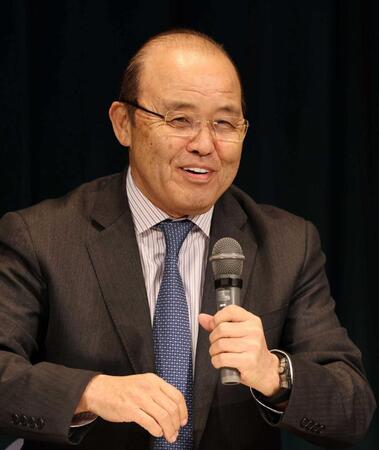 　高橋の今季の大躍進を称賛する岡田顧問