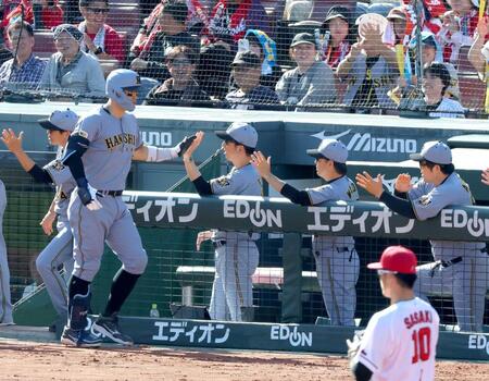 ３回、勝ち越し３ランを放った佐藤輝（左手前）とタッチを交わす藤川監督（撮影・立川洋一郎）