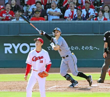 ３回、右中間スタンドへ勝ち越し３ランを放つ佐藤輝