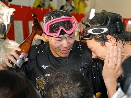 大山（右）とビールをかけ合う佐藤輝（撮影・西田忠信）
