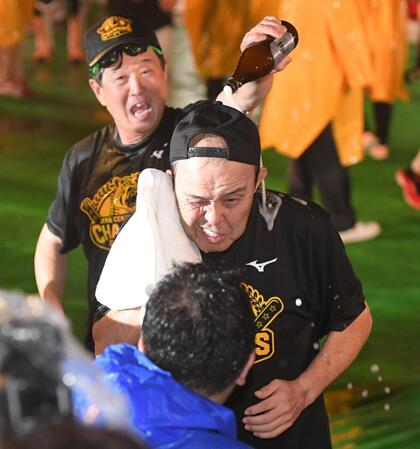 　１８年後に再び祝勝会で岡田監督にビールをかける平田２軍監督＝２３年９月