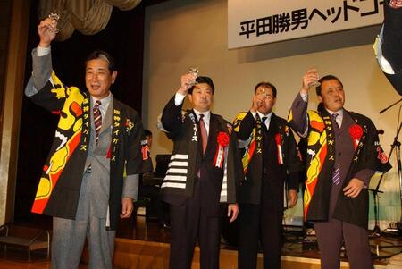 　優勝翌年にヘッドコーチに就任した平田氏を激励する星野ＳＤ＝０４年１月