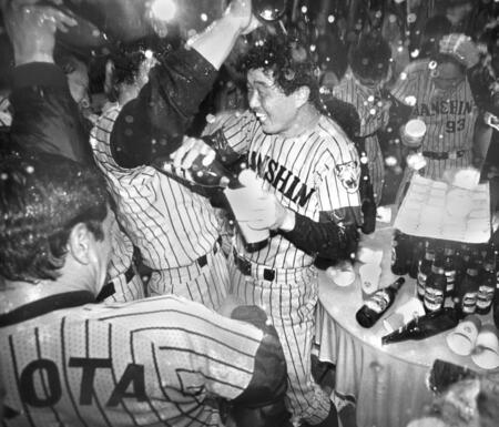 　優勝祝勝会でビールをかけ合う平田勝男１９８５年１０月