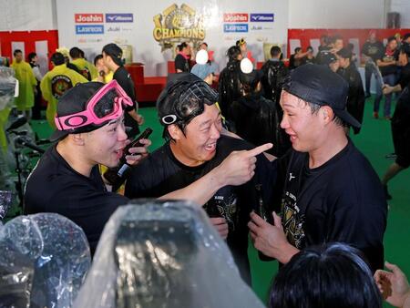 ビールかけを楽しむ（左から）佐藤輝、大山、森下（撮影・西田忠信）