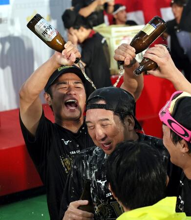 藤川監督にビールをかける高橋（撮影・田中太一）