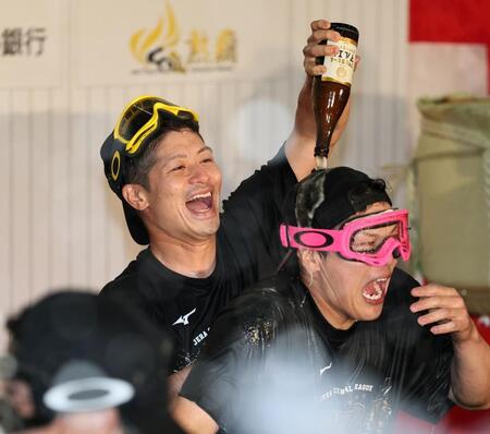 伏見にビールをかける坂本（撮影・田中太一）