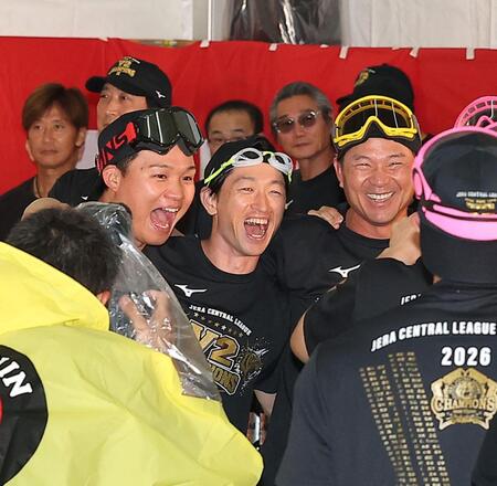 祝勝会を楽しむ（左から）森下、近本、筒井壮コーチ（撮影・西田忠信）
