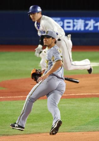 １回、佐野に先制適時打を浴びる伊藤将（撮影・金田祐二）