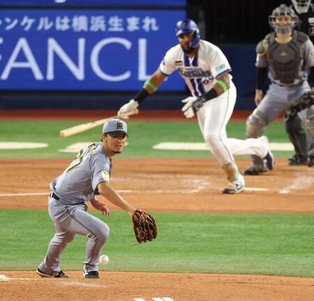 ５回、エンカーナシオンに投手強襲の内野安打を浴びる伊藤将（撮影・金田祐二）