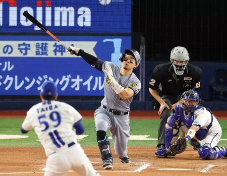 ６回、空振り三振に倒れる佐藤輝（撮影・金田祐二）