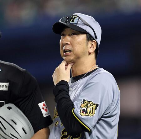 １０回、投手交代を告げる藤川監督（撮影・田中太一）